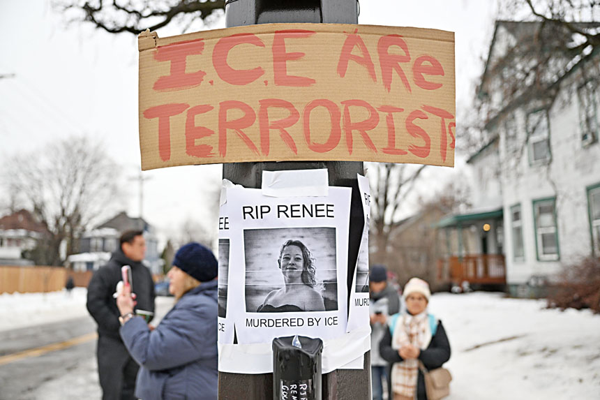 民眾8日在事發地點附近，悼念被ICE執法人員槍殺的女子古德。美聯社