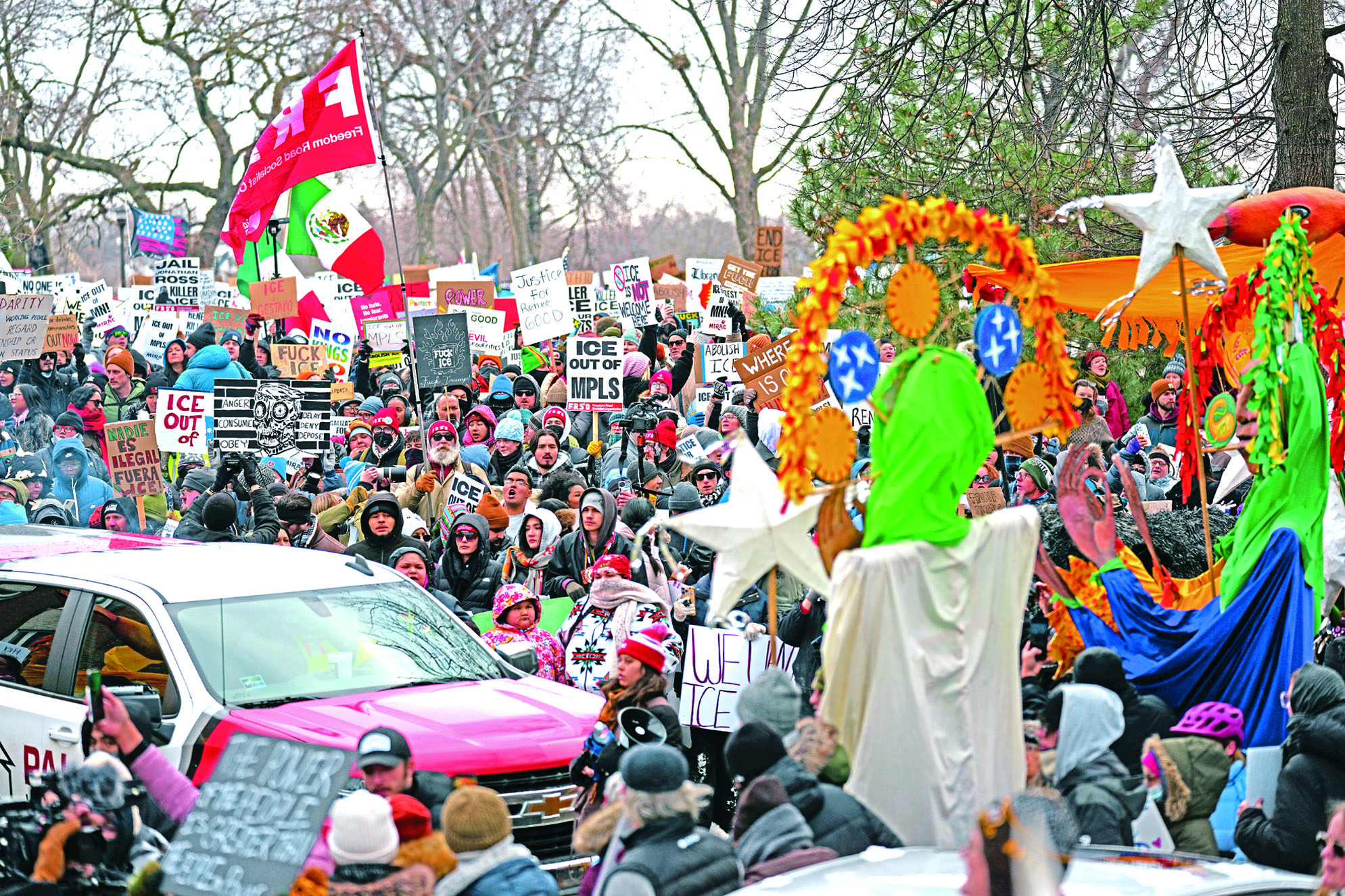明尼阿波利斯民眾10日出席為古德舉行的集會，譴責ICE暴力執法。美聯社