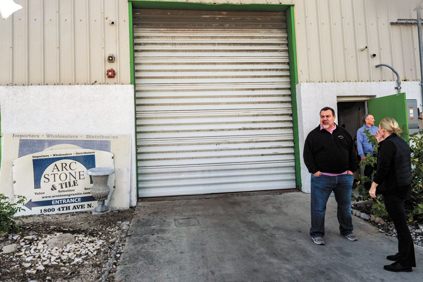 總統特朗普2日到訪佛州石材供應商Arc Stone & Tile，據報親自為白宮新建宴會廳挑選石材。美聯社