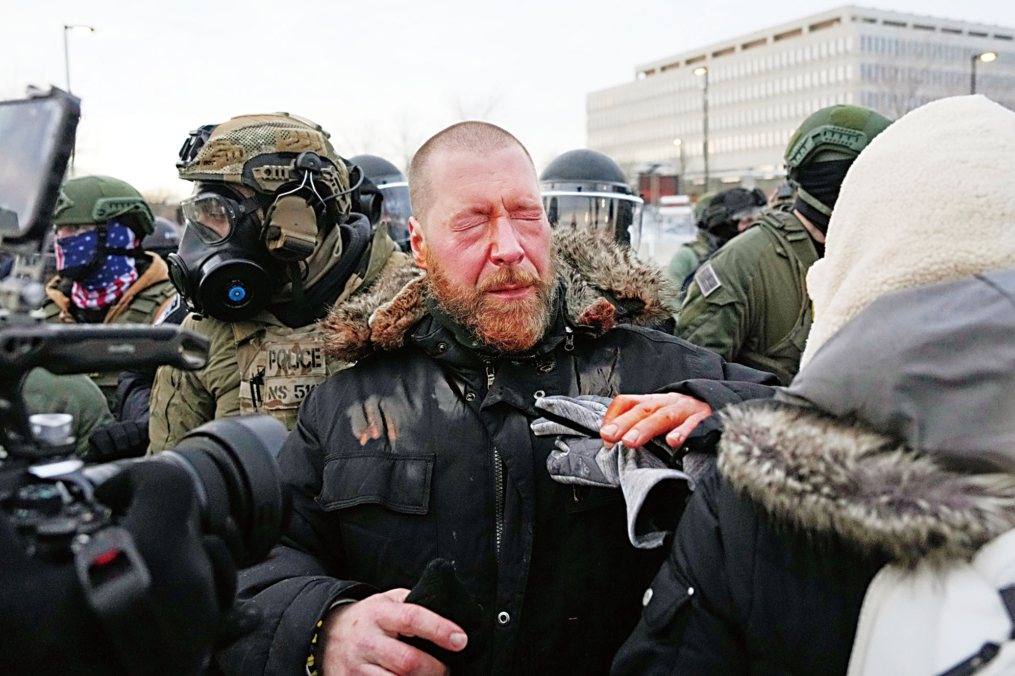 一名男子17日在明市聯邦大樓外示威現場，被執法人員以胡椒噴霧噴射。美聯社