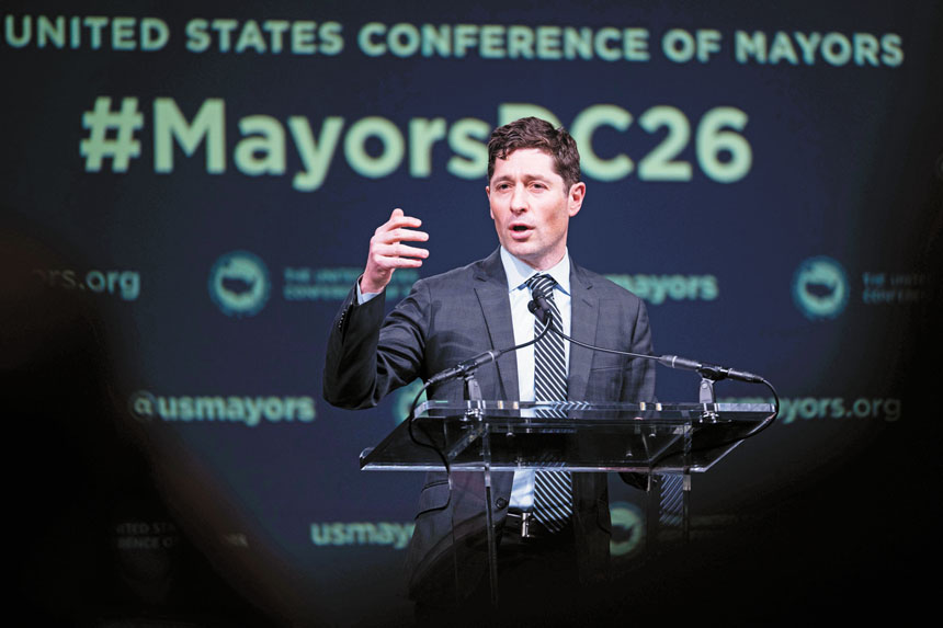 明尼阿波利斯市市長弗雷在美國市長會議上發言。美聯社