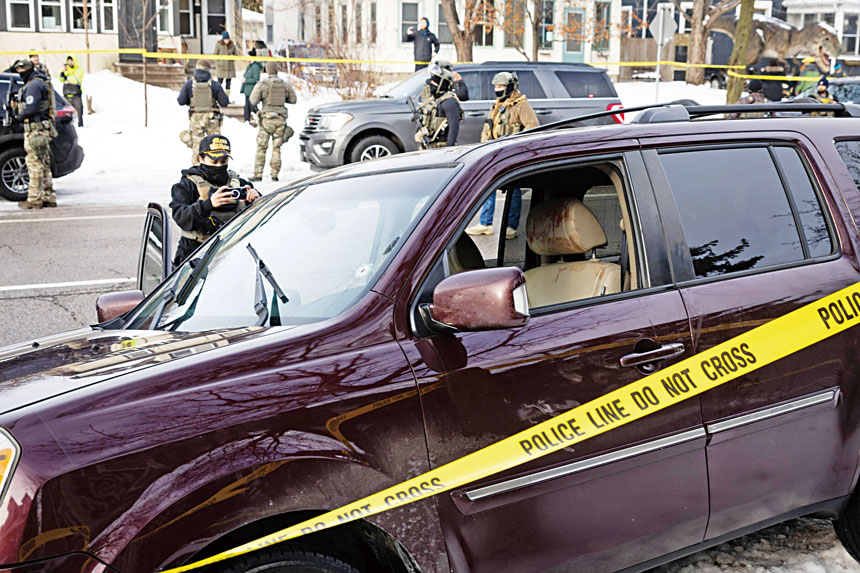 7日案發現場，死者座駕擋風玻璃可見彈孔，駕駛座血跡斑斑。Ben Hovland/明尼蘇達公共電台/美聯社