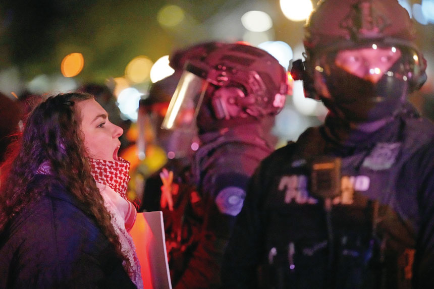 示威者8日晚在波特蘭ICE設施外抗議。美聯社