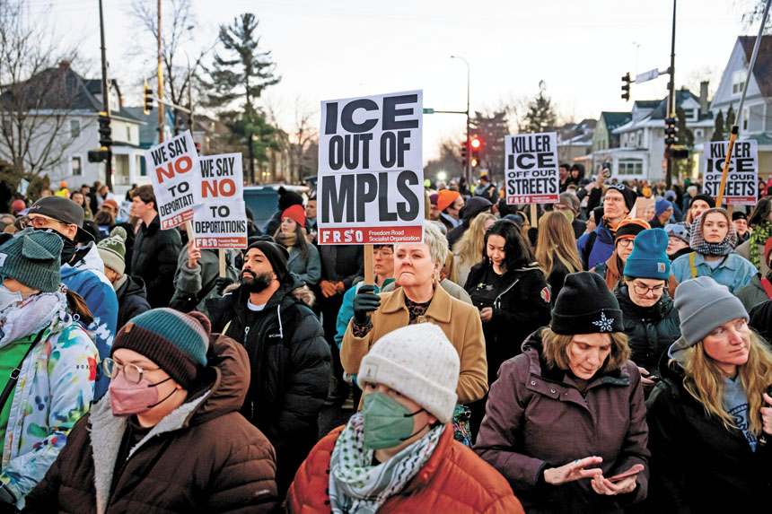 一名移民和海關執法局官員7日在明尼阿波利斯槍殺一名女子後，民眾參加抗議和守夜活動。美聯社