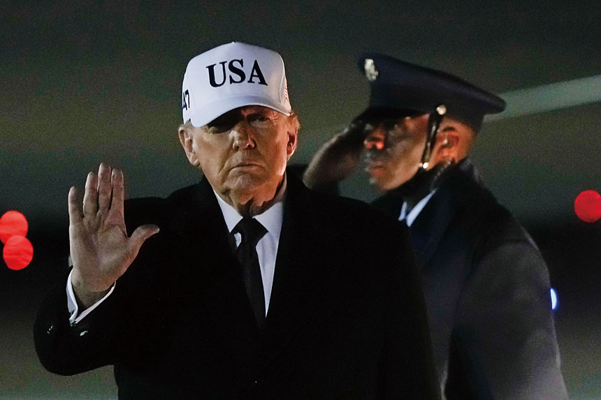 兩項最新民調顯示，民眾對特朗普處理移民議題的評價回落。美聯社資料圖片