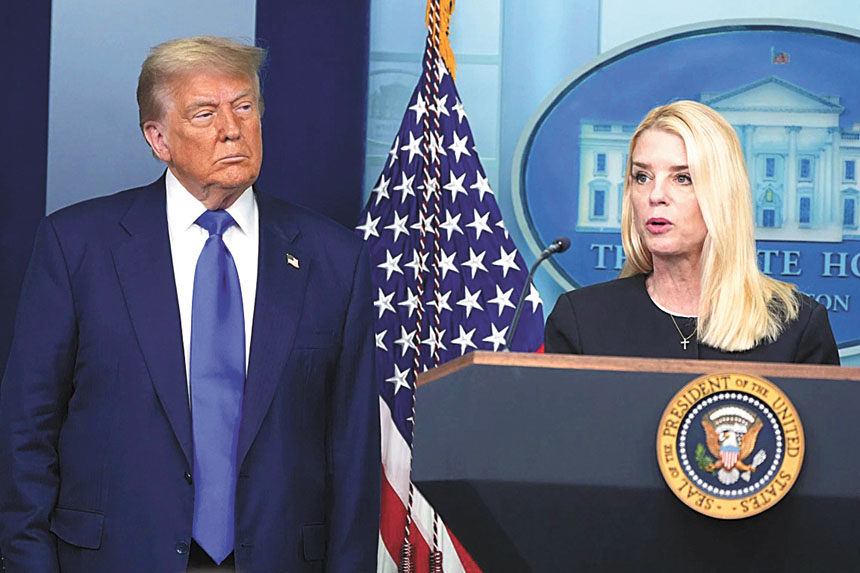 傳特朗普總統近幾週來多次向幕僚抱怨司法部長邦迪（右）。美聯社