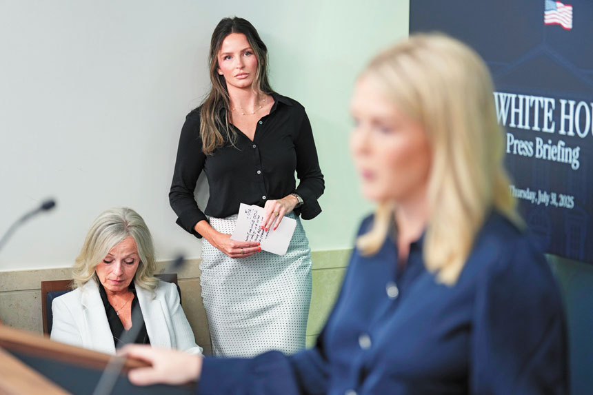 白宮新聞秘書萊維特在白宮記者會上發言，總統特別助理兼傳訊顧問瑪汀（中）在旁聆聽。美聯社資料圖片