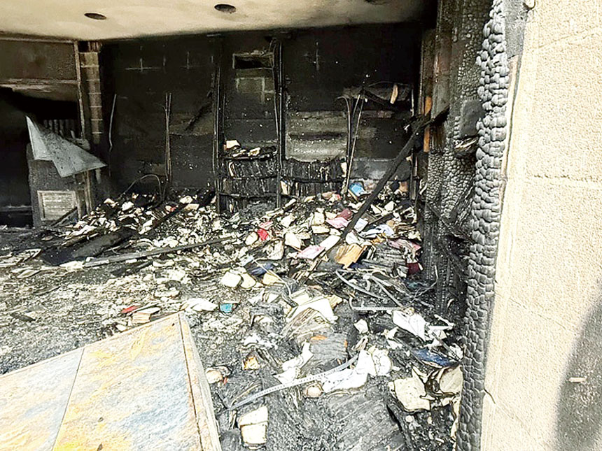 密西西比州傑克遜市的貝斯以色列猶太教堂發生火災，部分建築受損，多部《妥拉》經卷也被燒毀。美聯社