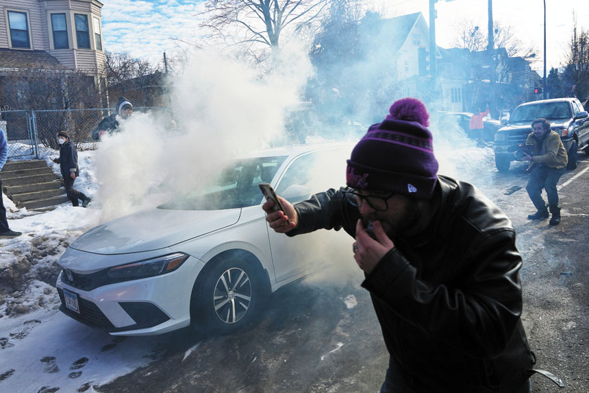 明尼阿波利斯抗議者12日試圖躲避聯邦特工釋放的催淚瓦斯。美聯社