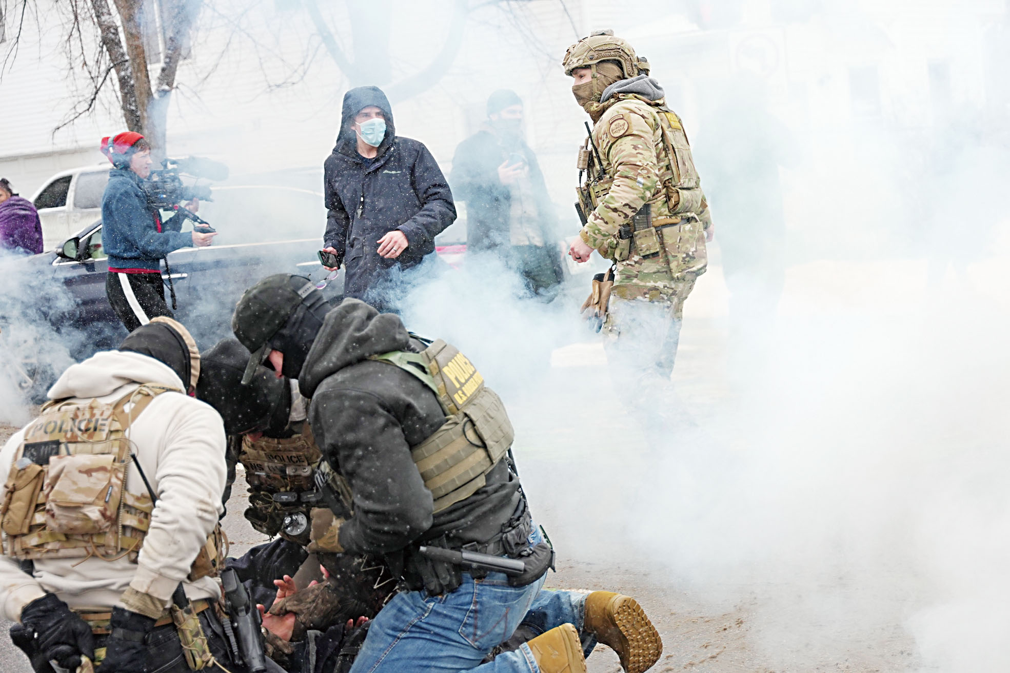 聯邦人員21日在明尼阿波利斯施放催淚氣體並進行拘捕。美聯社