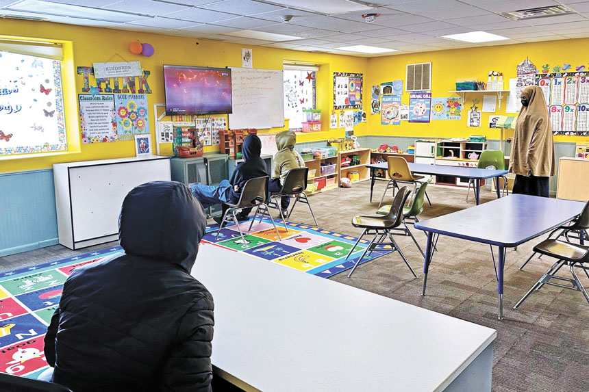 法官裁定政府須續發託兒補助款