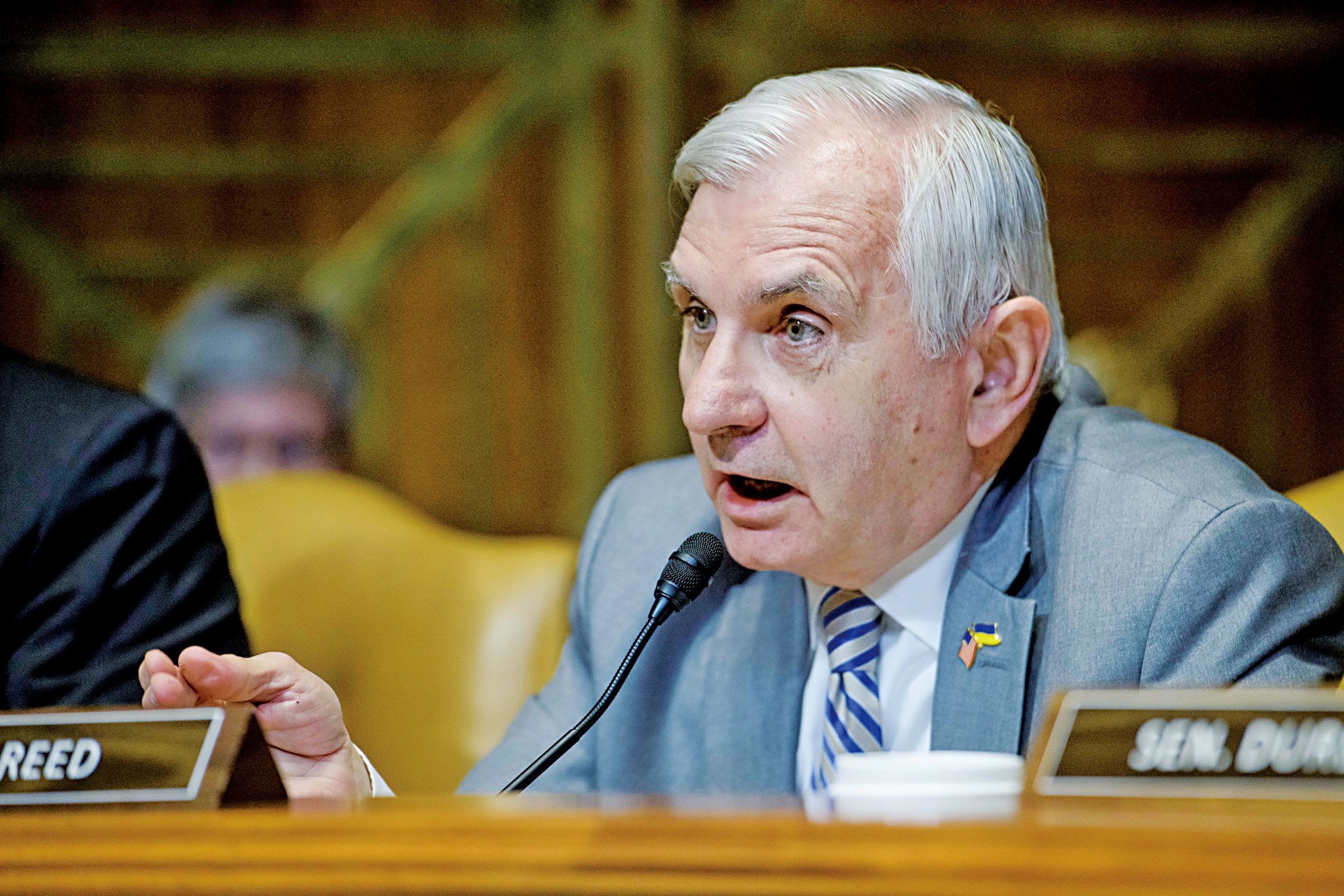 參院軍事委員會首席民主黨人里德（Jack Reed）批評特朗普總統未經授權與說明即對委內瑞拉動武。