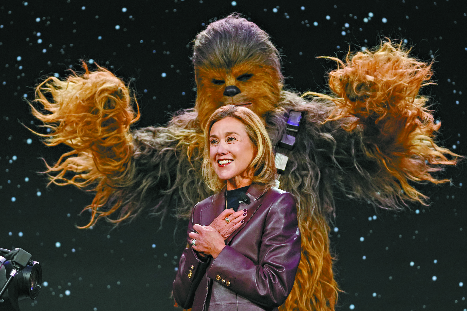 在拉斯維加斯舉行的CES消費電子展前夕,樂高首席產品和營銷官兼執行副總裁朱莉婭·戈爾丁在樂高新聞發布會上發表講話,她身後站著一個楚巴卡玩偶。美聯社