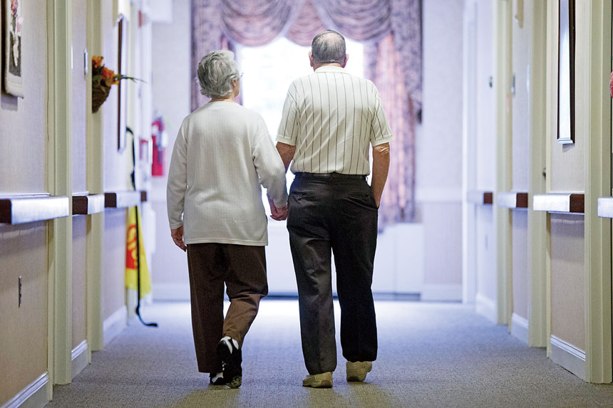 美國人口老化，愈來愈多長者要獨力照顧同樣年邁的老伴。美聯社資料圖片