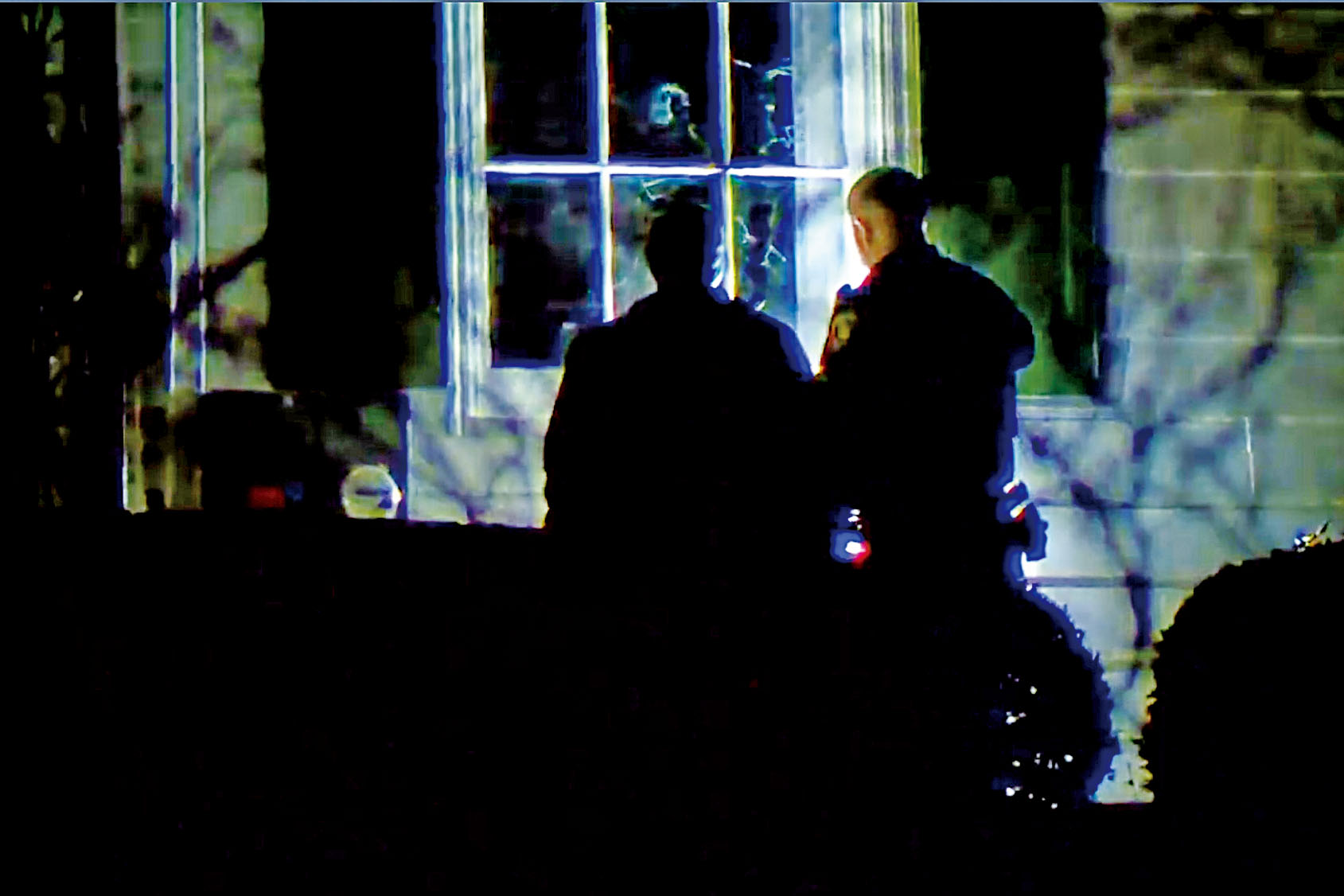 官員正在檢查副總統萬斯位於俄亥俄州辛辛那提東部的住宅，該住宅的窗戶被砸碎，其他財產也遭到損壞。美聯社