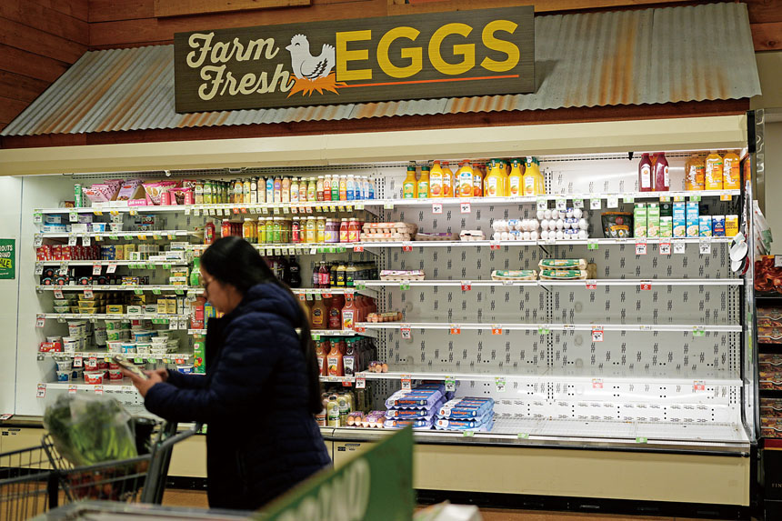 民眾買雪鹽儲存食物備戰冰風暴