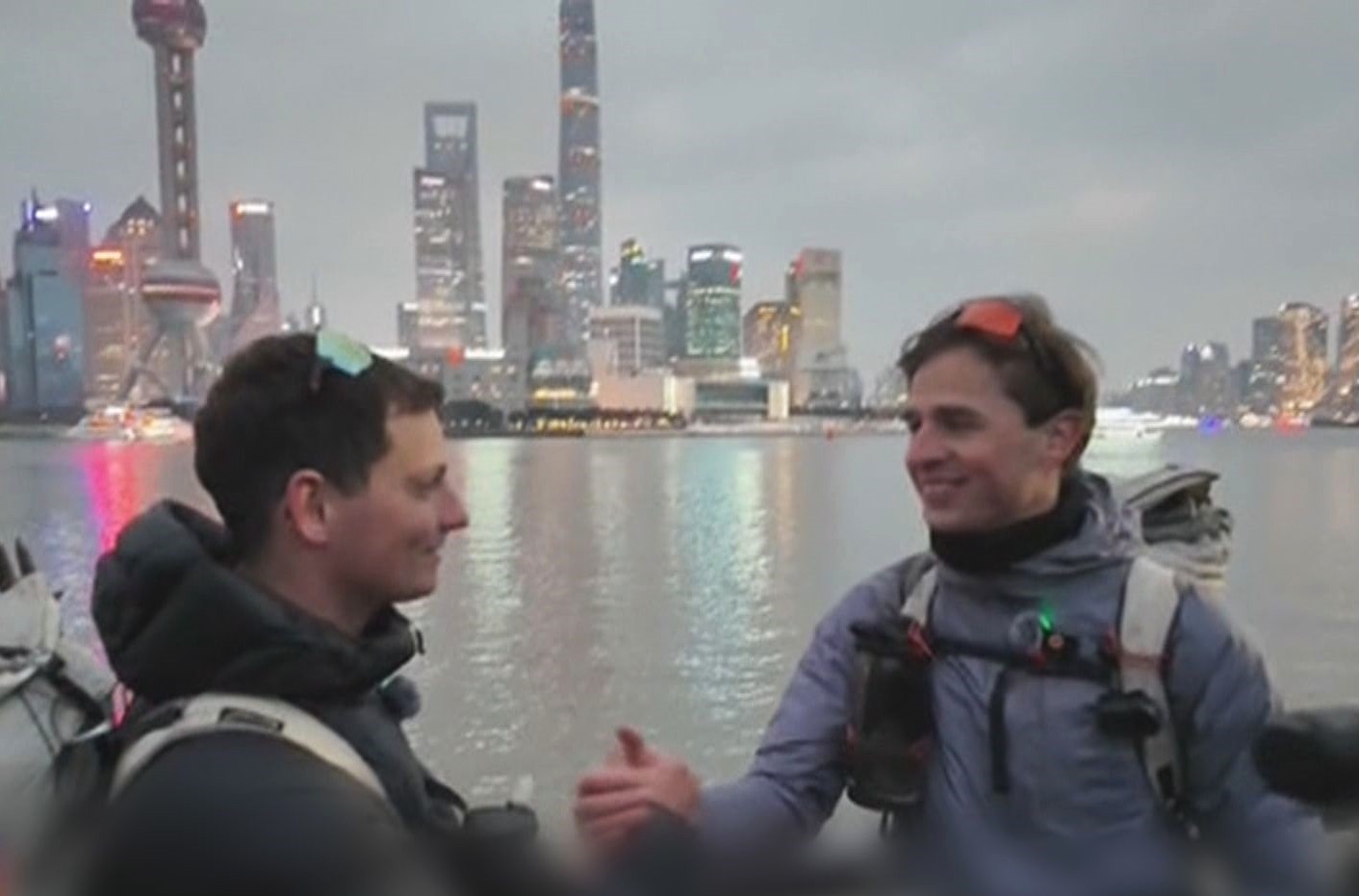 狂想實現　兩男子由法國步行518天逾12000公里抵上海