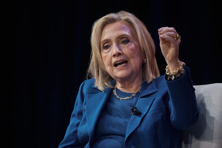 「要鬥就公開鬥！」 希拉莉反將一軍 叫板科默將愛潑斯坦案作證公諸於世