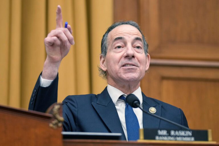 民主黨高層閱覽愛潑斯坦絕密檔案 指責司法部掩蓋真相