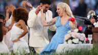 超級碗史上最狂中場秀！Bad Bunny 舞台上辦婚禮，Lady Gaga 獻唱見證