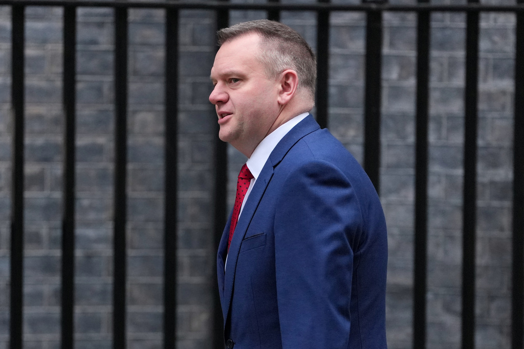 英國官方通訊「去王室化」？工黨政府棄用「陛下」標誌掀波