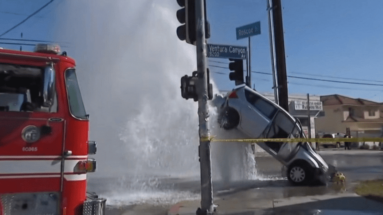 洛杉磯私家車撞毀消防栓 強勁水柱將車身托起
