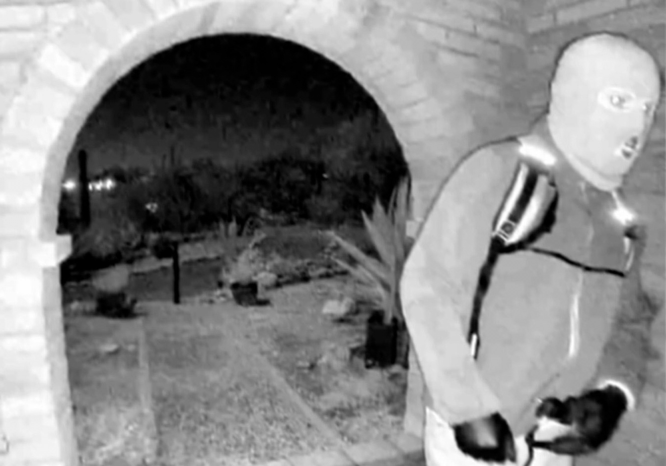 FBI首發監控畫面 蒙面持槍嫌犯現身南希門前