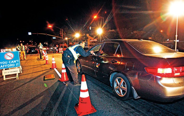 兩黨州議員攜手提出一連串法案，旨在嚴格打擊醉駕，圖為警方在執行截查。美聯社資料圖片