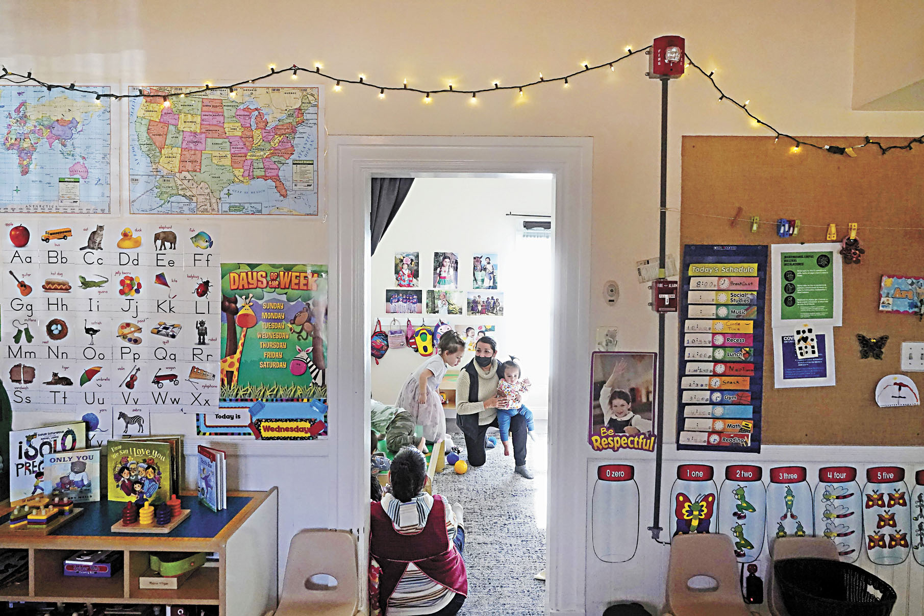 加州託兒服務本已不足，聯邦針對移民的搜捕行動造成情況雪上加霜。美聯社資料圖片