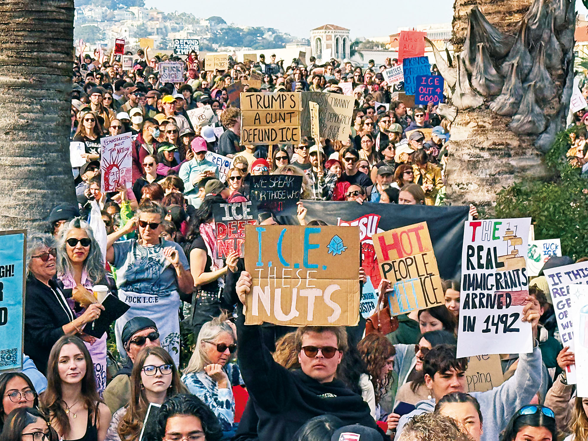 民主黨州議員們回應社區因ICE搜捕移民導致無辜身亡的民憤，紛紛提出各類針對性法案。圖為1月30日數以千計民眾齊聚三藩市多洛尼斯公園參與反ICE集會。本報資料圖片，記者陳程威攝