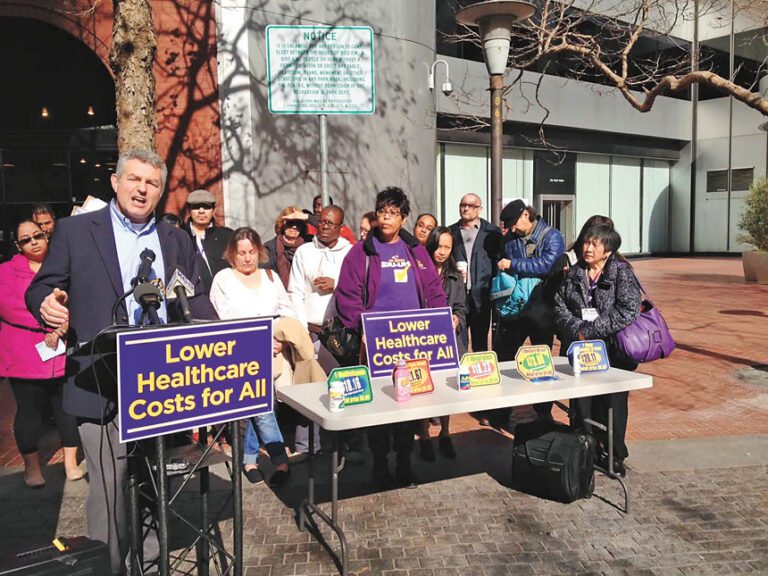 聯合醫療工人西部工會（UHW）主席雷根（左一）與工會代表2014年宣傳一項旨在降低醫療價格的提案。資料圖片