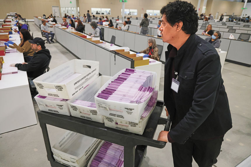 圖為洛杉磯縣選務局工作人員點算去年11月特別選舉的選票。美聯社資料圖片