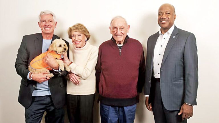 （左起）戴維斯加大獸醫學院院長Mark Stetter、威爾夫婦和校長Gary S. May。戴維斯加大