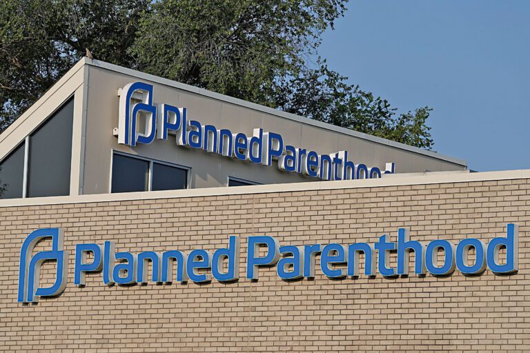州府撥款給提供墮胎、癌症篩檢和其他婦產科服務的「計劃生育」（Planned Parenthood）機構。美聯社資料圖