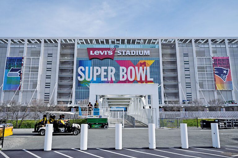 超級盃將在矽谷地區的利維球場舉行，圖為工人們在佈置場館。美聯社