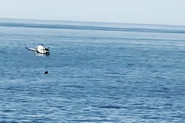 一名男子日前在大蘇爾被浪捲入海中，最終獲救。加州公路巡警