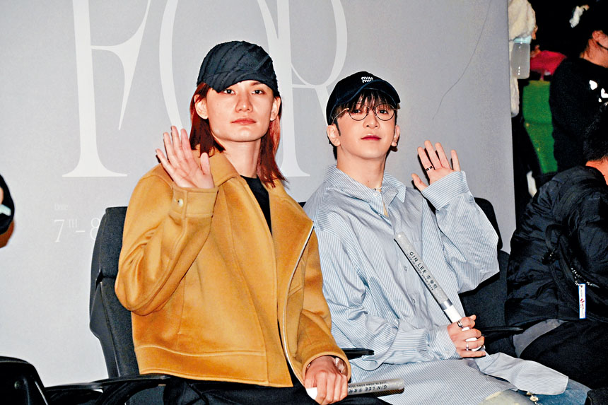 MIRROR成員Ancon Lo以及Jeremy齊齊睇騷。