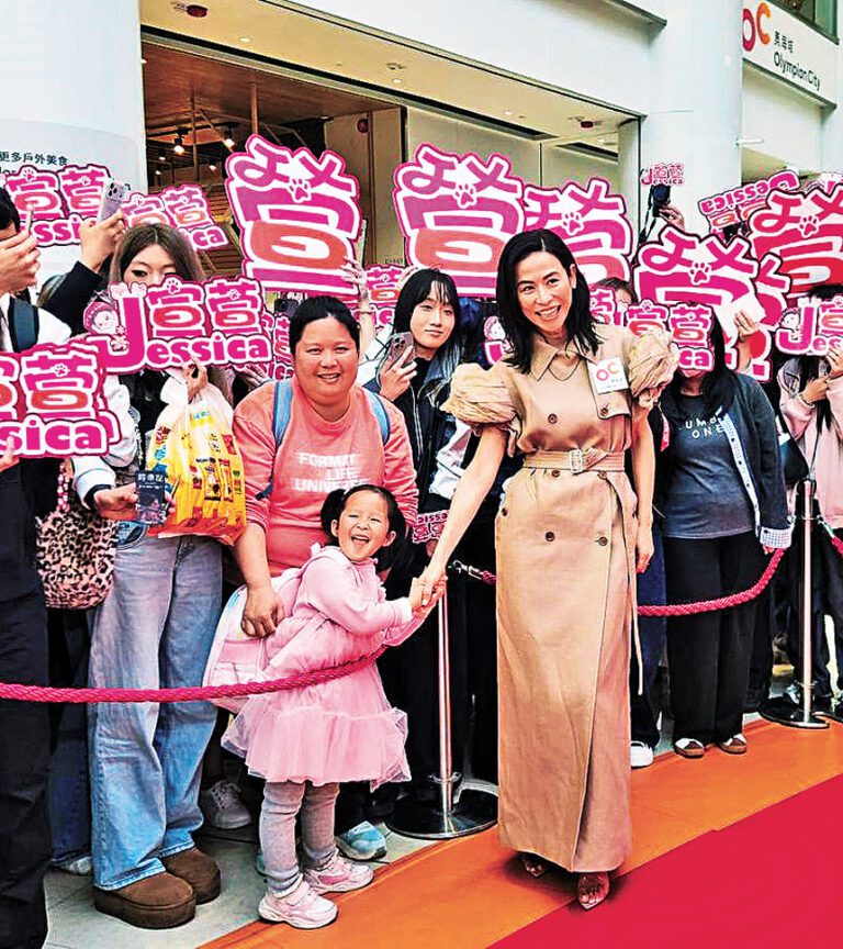 現場有大批粉絲支持宣萱，更有小粉絲捉實她的手。