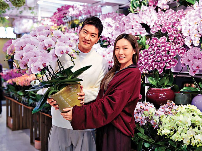 Ali、黎諾懿相約買花催運。