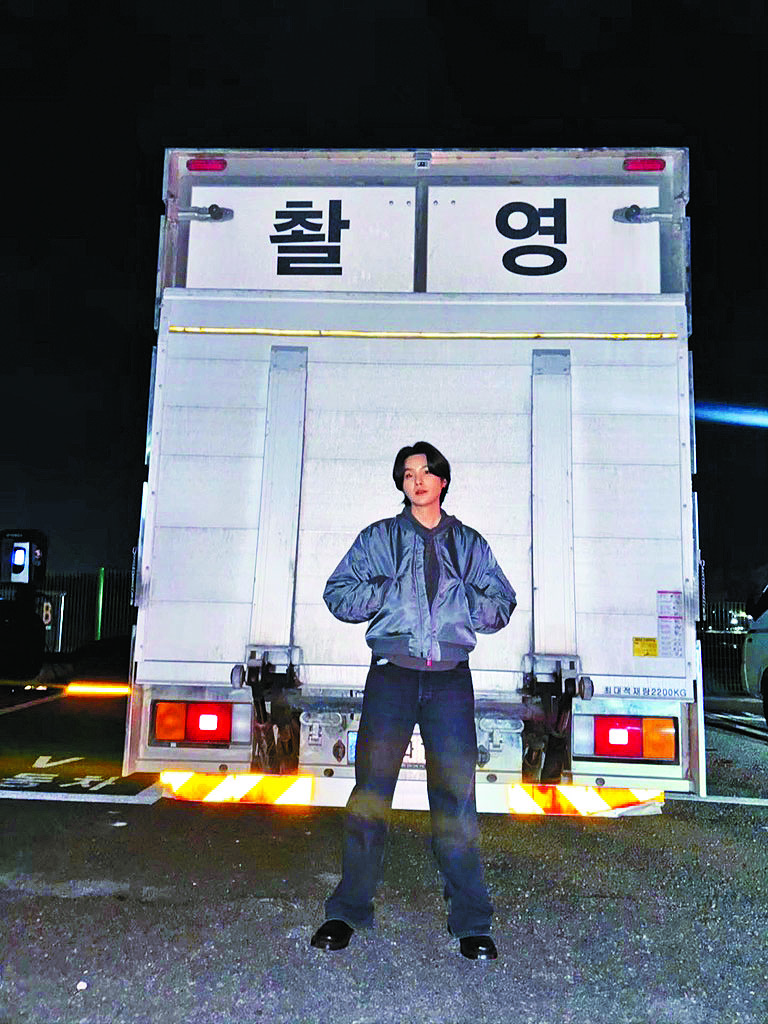 ■SUGA相隔4個月更新社交網，指「在拍攝中」，令fans十分好奇。