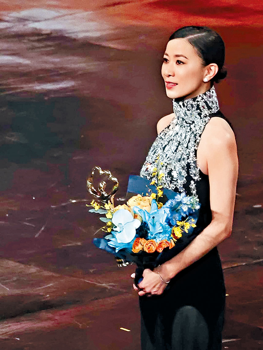 阿佘在「微博之夜」獲頒「微博年度實力演員」獎。