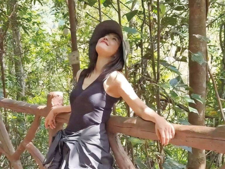 高圓圓在山野間露出開心的笑容。網上圖片 .c2/.c3 高圓圓近日在海南自駕遊，不亦樂乎。網上圖片