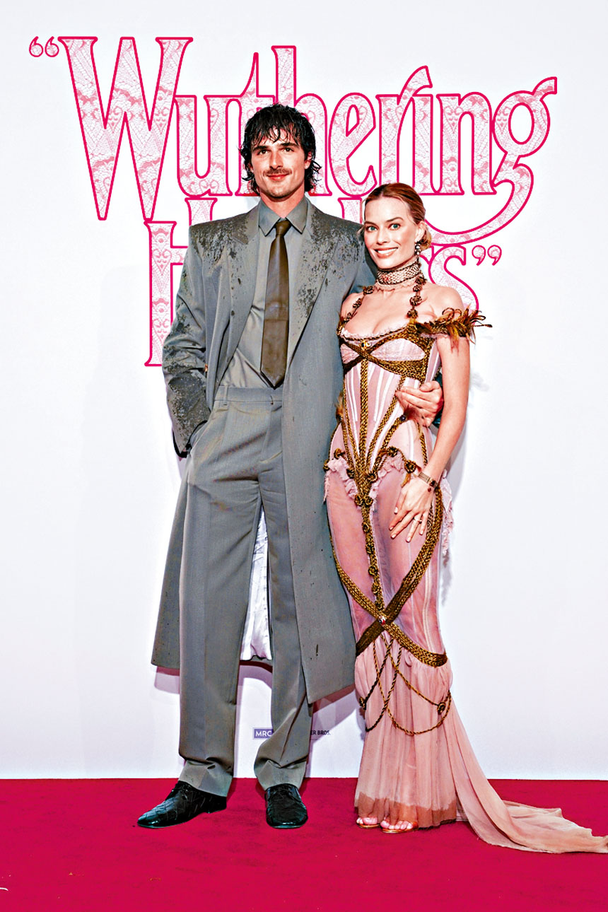 Jacob和瑪歌前日在倫敦宣傳新片，瑪歌戴上《咆哮山莊》作者頭髮的仿製手鏈。美聯社