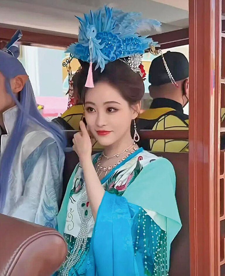 祝緒丹一襲藍綠漸變古裝驚艷眾人。網上圖片