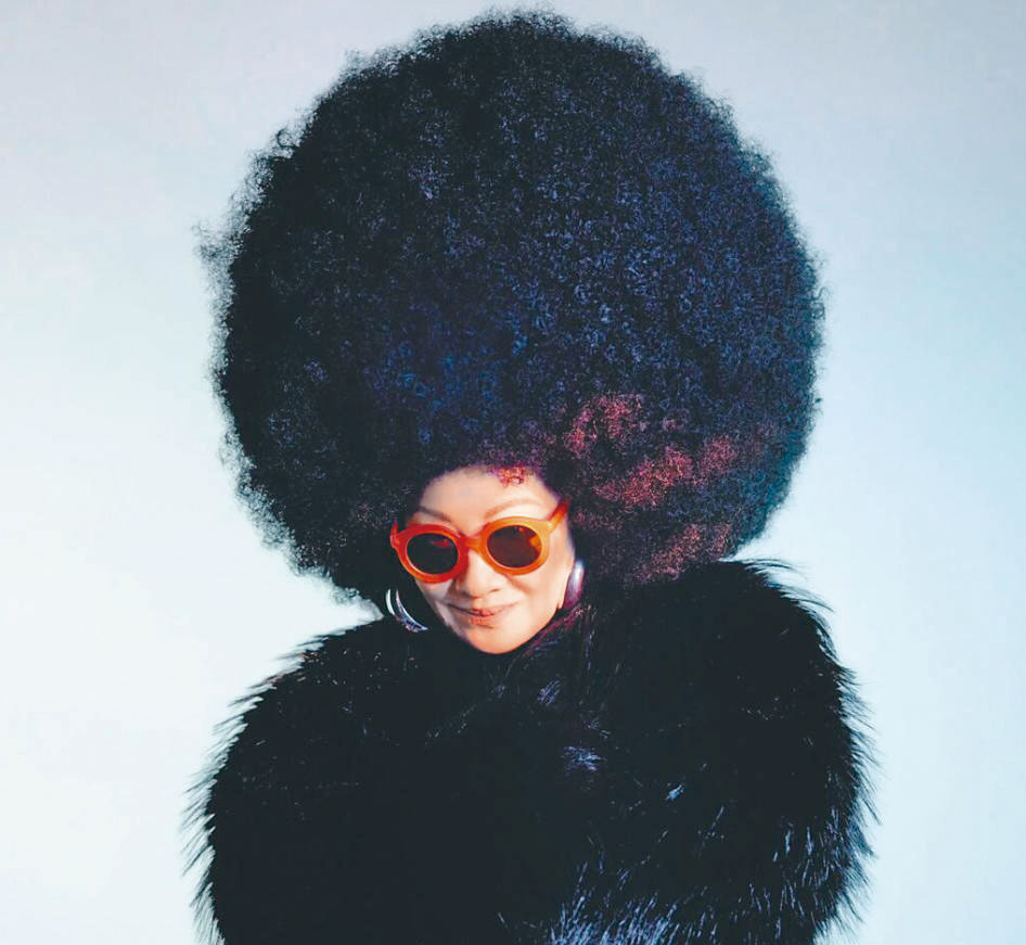 比莉的巨大爆炸頭造型相當吸睛。網上圖片