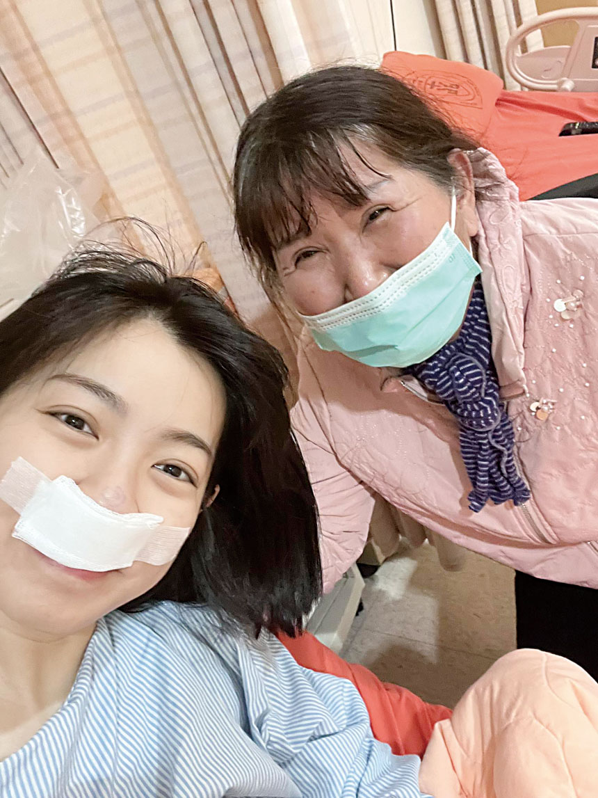 米可白與母親在病房合影。網上圖片