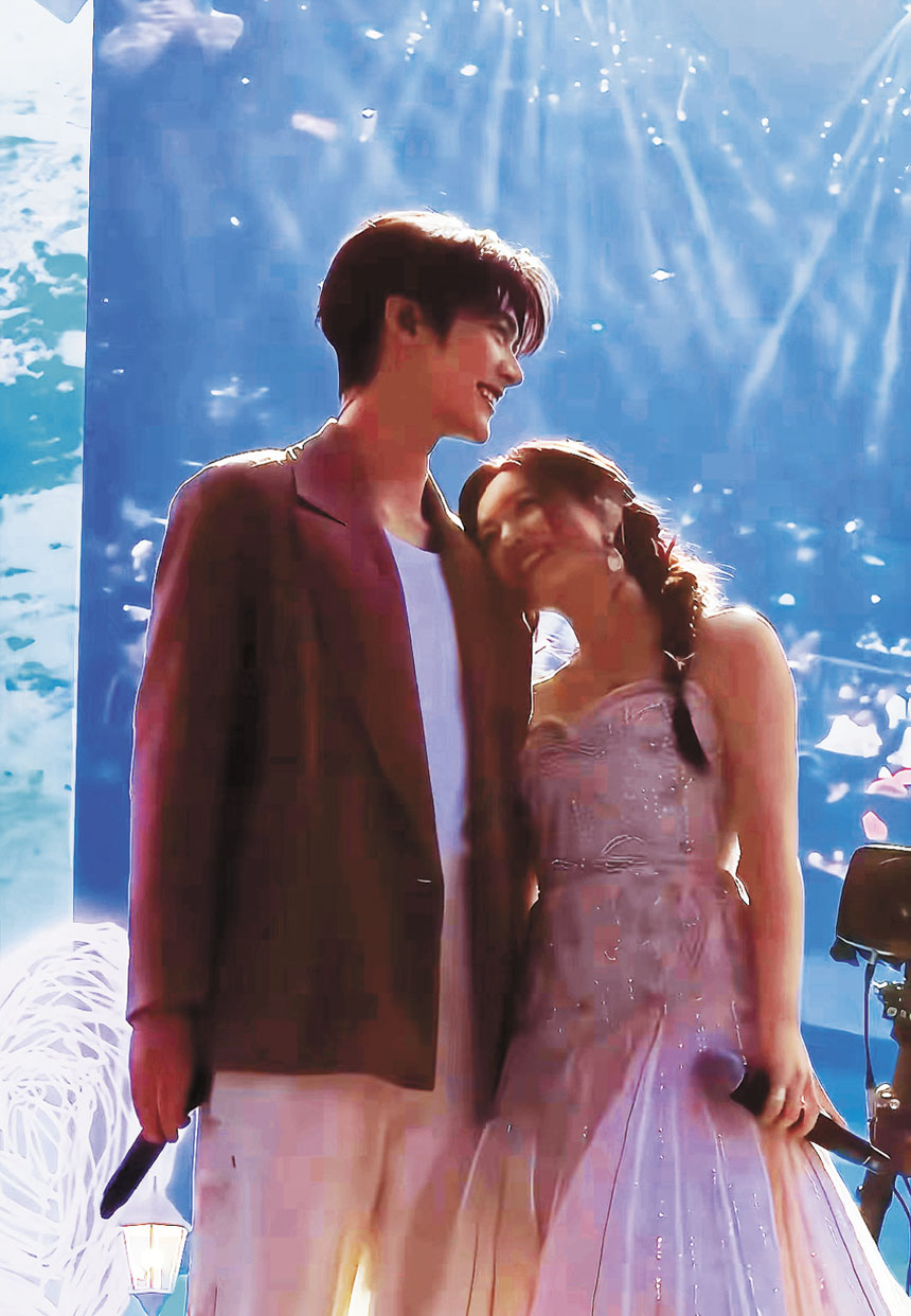 周柯宇、陳妍希在台上甜蜜依偎。網上圖片