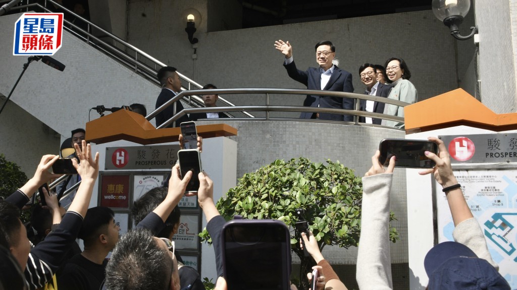 李家超探訪宏福苑居民 承諾短期內公布安置方案 促工作組過年「馬不停蹄」