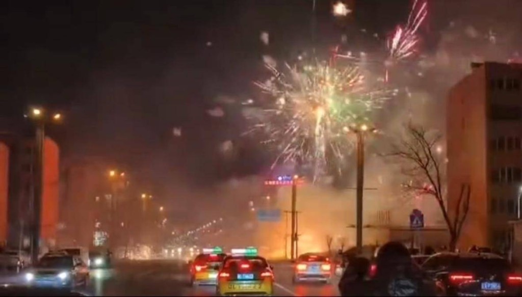 遼寧鞭炮攤起火變煙花匯演 民眾圍觀半小時直擊驚險場面