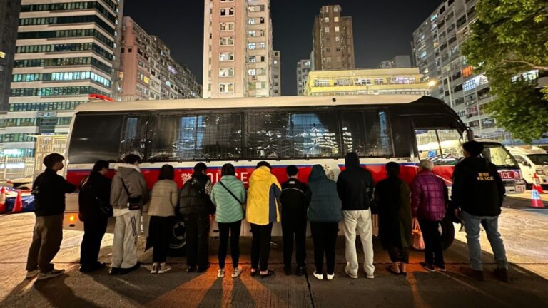 旺角洗衣街非法賭檔被冚 警拘12人包括75歲男主持